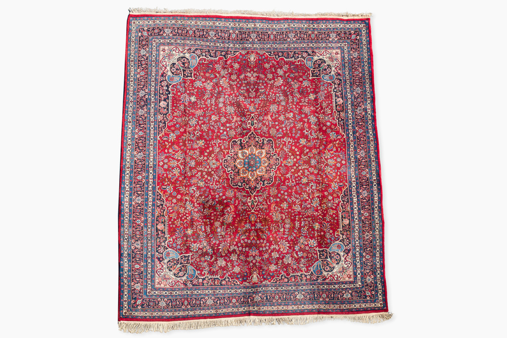 A Persian Bidjar rug with floral design, wool on cotton, 20th C.