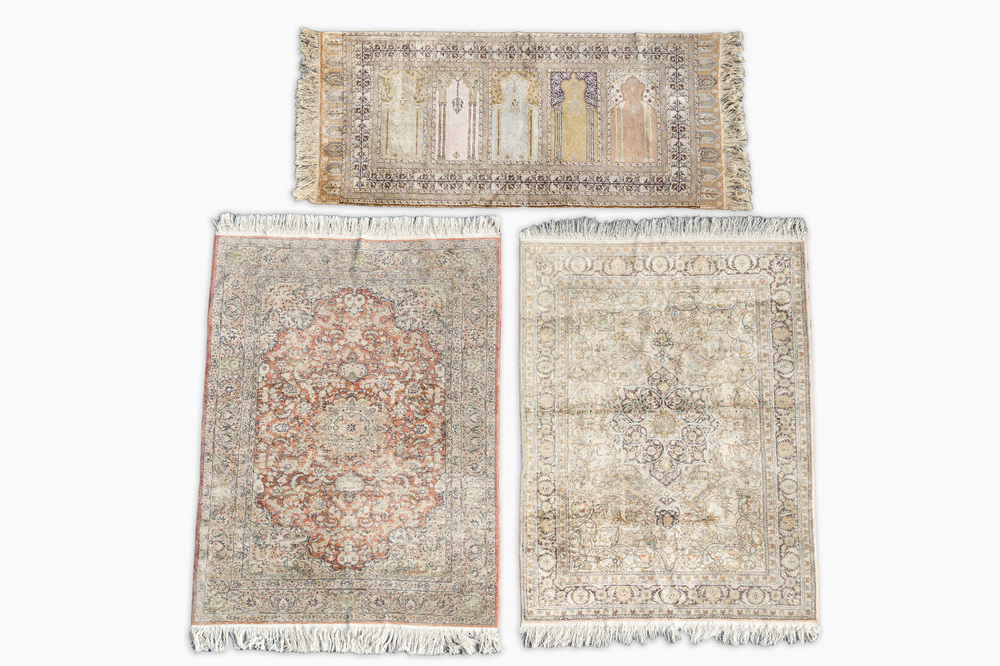 Trois tapis orientaux, e.a. un tapis turc de type Kayseri, laine, coton et soie, 20&egrave;me si&egrave;cle