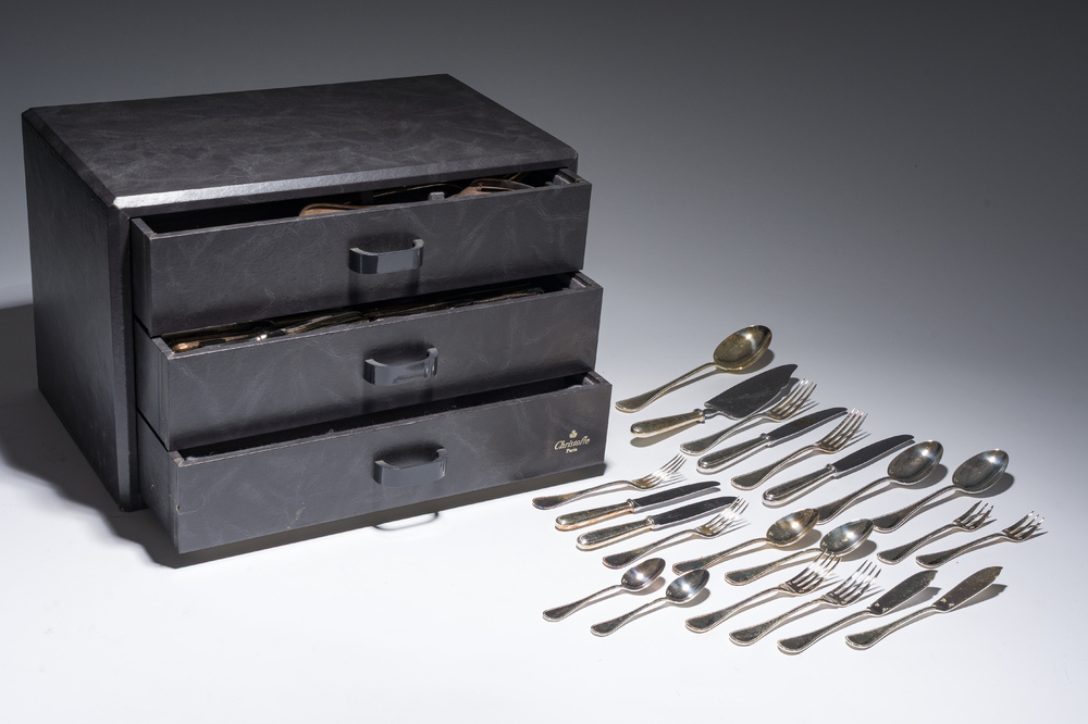 M&eacute;nag&egrave;re de 93 pi&egrave;ces dans la cassette d'origine, mod&egrave;le Perles, Christofle, France, 20&egrave;me si&egrave;cle