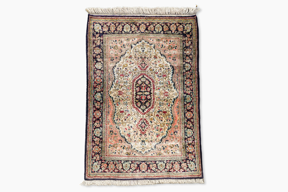 Tapis oriental de type Qom (Qum/Ghom) en soie &agrave; d&eacute;cor floral, 20&egrave;me si&egrave;cle