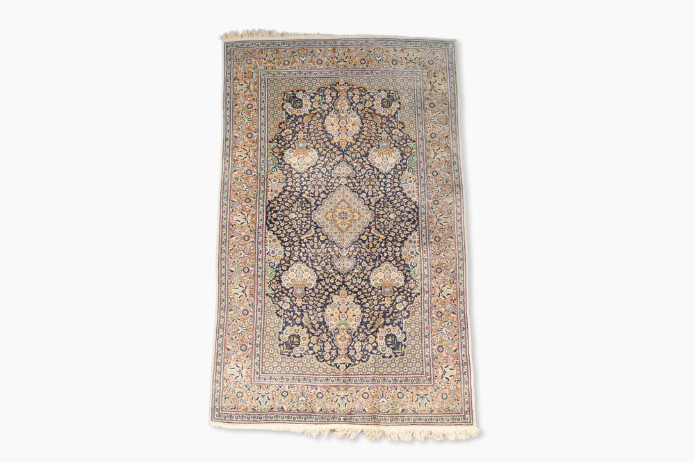 Een Perzisch Kashmir tapijt met floraal decor, wol op katoen, 20ste eeuw