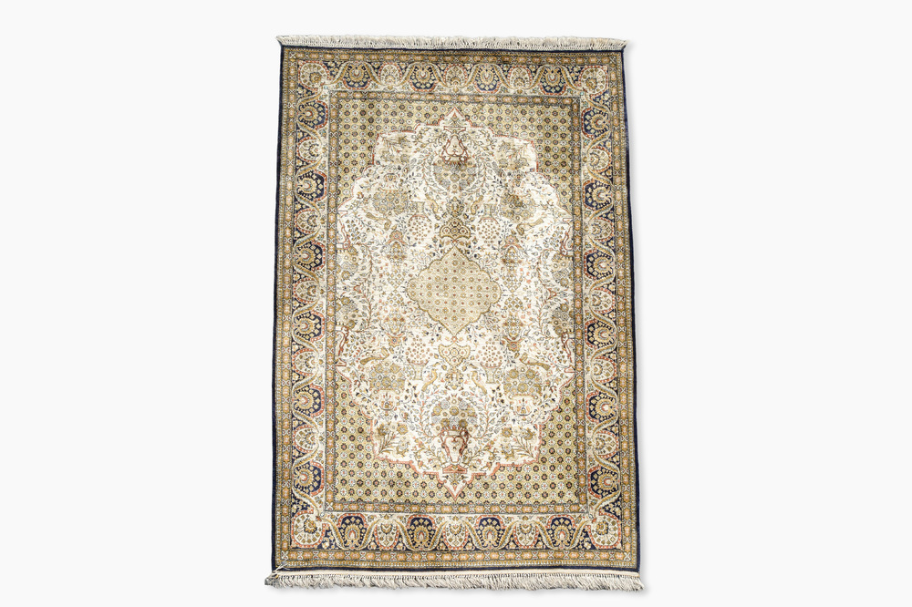 Een Perzisch Qom (Qum/Ghom) zijden tapijt met floraal decor, derde kwart 20ste eeuw