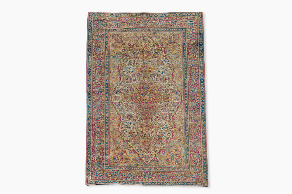 Een Perzisch Kashan 'Mohtashem' zijden tapijt met floraal decor, vroeg 20ste eeuw