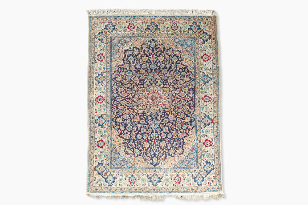 Tapis oriental de type Nain &agrave; d&eacute;cor floral, laine et soie sur coton, 20&egrave;me si&egrave;cle