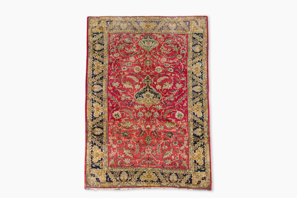 Tapis oriental de type Isphahan en soie &agrave; d&eacute;cor floral, 20&egrave;me si&egrave;cle