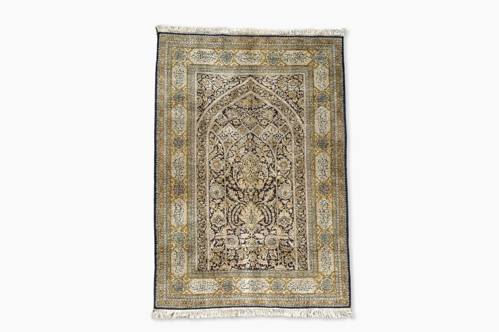 Een Perzisch Qom (Qum/Ghom) zijden tapijt met floraal decor en kalligrafie, Mahneb, derde kwart 20ste eeuw