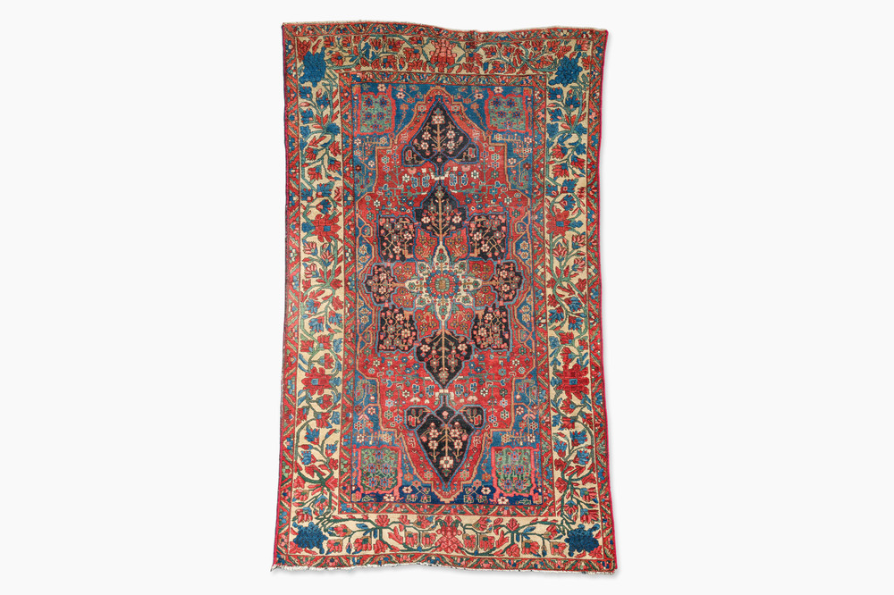 A Persian Bakhtiar rug with floral design, wool on cotton, 20th C.