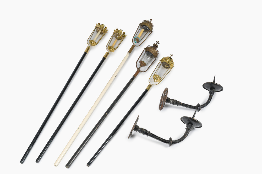 Cinq lanternes processionnelles n&eacute;o-gothiques en cuivre et bois patin&eacute; et une paire d'appliques murales en fer forg&eacute;, 19&egrave;me/20&egrave;me si&egrave;cle