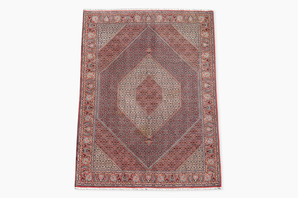 A Persian Bidjar rug with floral design, wool on cotton, 20th C.