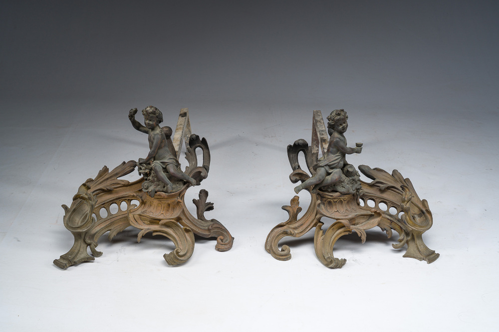 Paire de chenets en bronze partiellement dor&eacute; et patin&eacute; de style Louis XV &agrave; d&eacute;cor de putto, France, ca. 1900