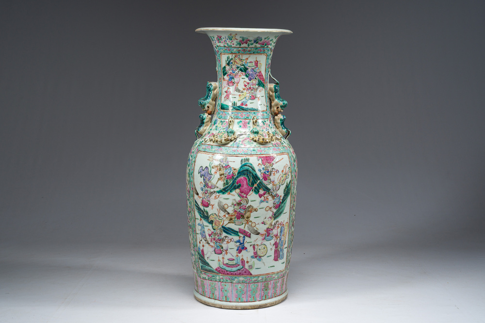 Een grote Chinese Kanton famille rose vaas met strijd- en paleissc&egrave;nes op een houten voet, 19de eeuw