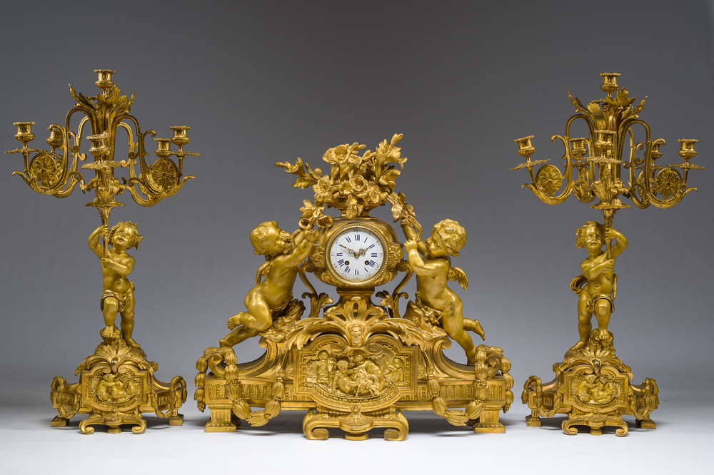 Exceptionnelle garniture de chemin&eacute;e Napol&eacute;on III d'une grande finesse en trois pi&egrave;ces en bronze dor&eacute; &agrave; d&eacute;cor floral et de putti, France, 19&egrave;me si&egrave;cle