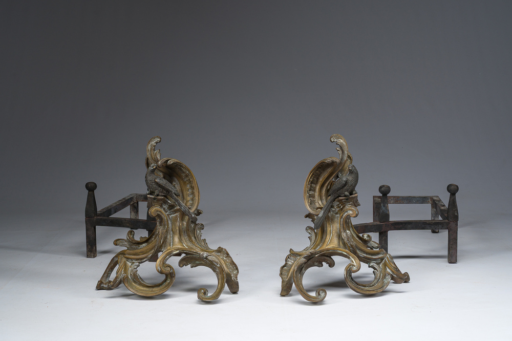 Paire de chenets de style Louis XV en bronze dor&eacute; et patin&eacute; &agrave; d&eacute;cor de perroquet &agrave; la mani&egrave;re de Jacques Caffieri (1678-1755), France, vers 1900