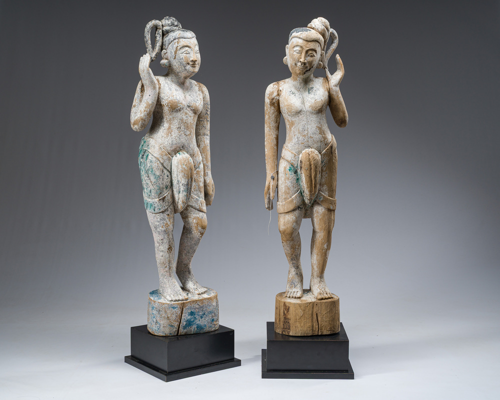 Paire de figurine en bois patin&eacute; repr&eacute;sentant des porteurs de gong, Birmanie, 19&egrave;me si&egrave;cle