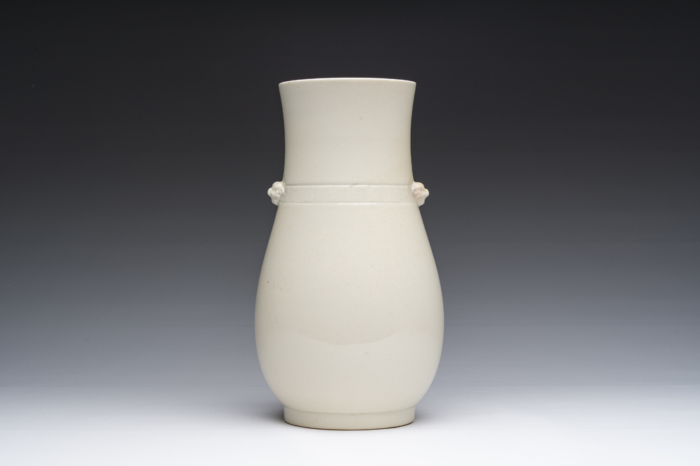 Vase de forme 'hu' en porcelaine de Chine en blanc monochrome, 19&egrave;me si&egrave;cle