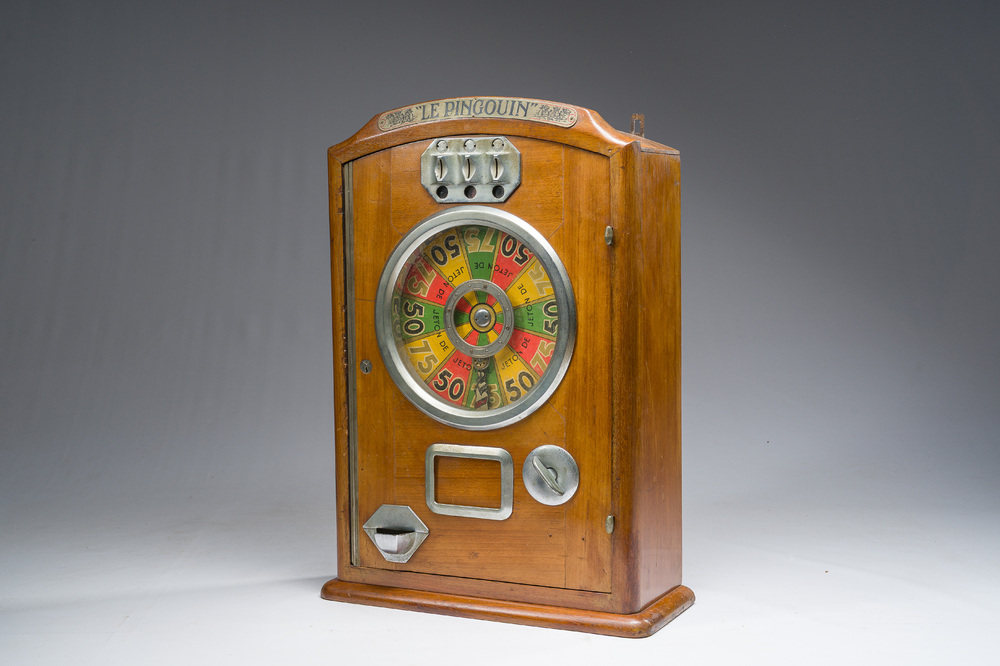 Machine &agrave; sous 'Le Pengouin' de type roulette en bois avec Alfred le pengouin, Bonzini &amp; Sopransi, France, ann&eacute;es 30