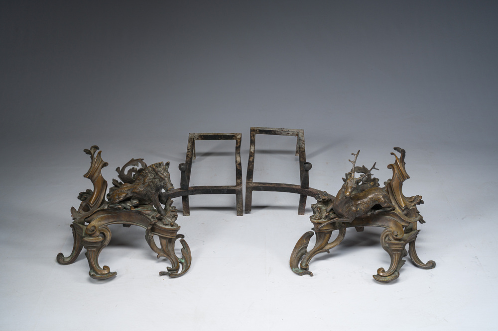 Paire de chenets de style Louis XV en bronze &agrave; d&eacute;cor de sanglier et de cerf &agrave; la mani&egrave;re de Quentin Claude Pitoin (1725-1777), vers 1900