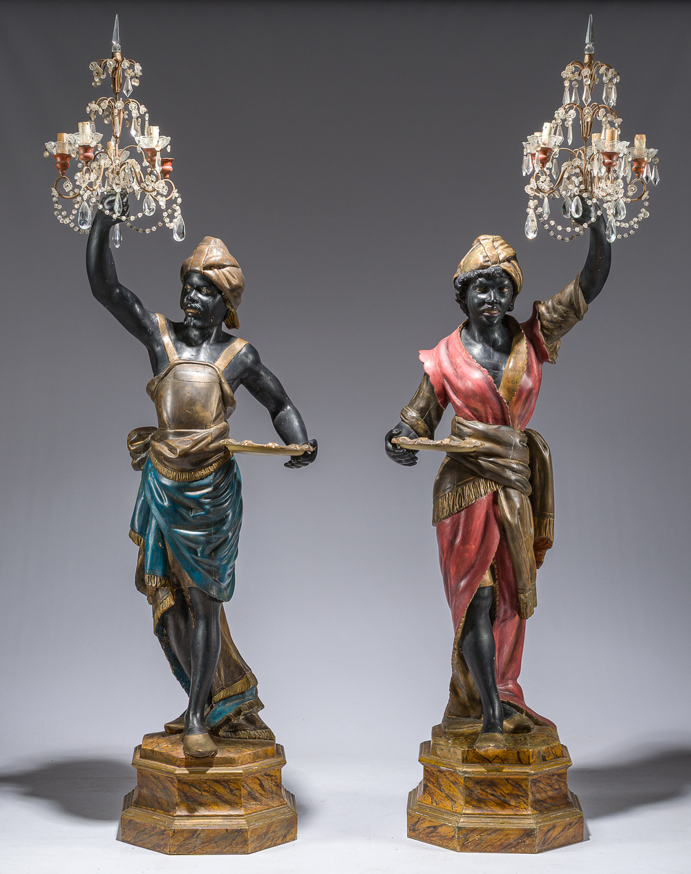 Grande paire de torch&egrave;res dites 'Aux Maures' &agrave; cinq lumi&egrave;res en bois sculpt&eacute; et polychrom&eacute;, Italie, Venise, vers 1900