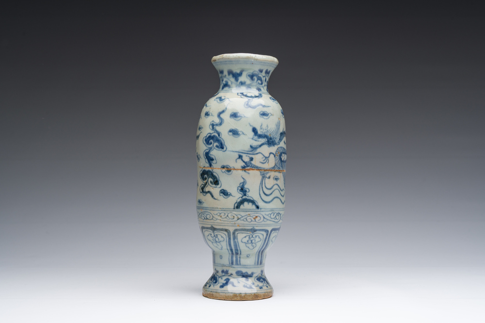 Vase en porcelaine de Chine en bleu et blanc &agrave; d&eacute;cor d'un dragon parmi des nuages, probablement Yuan