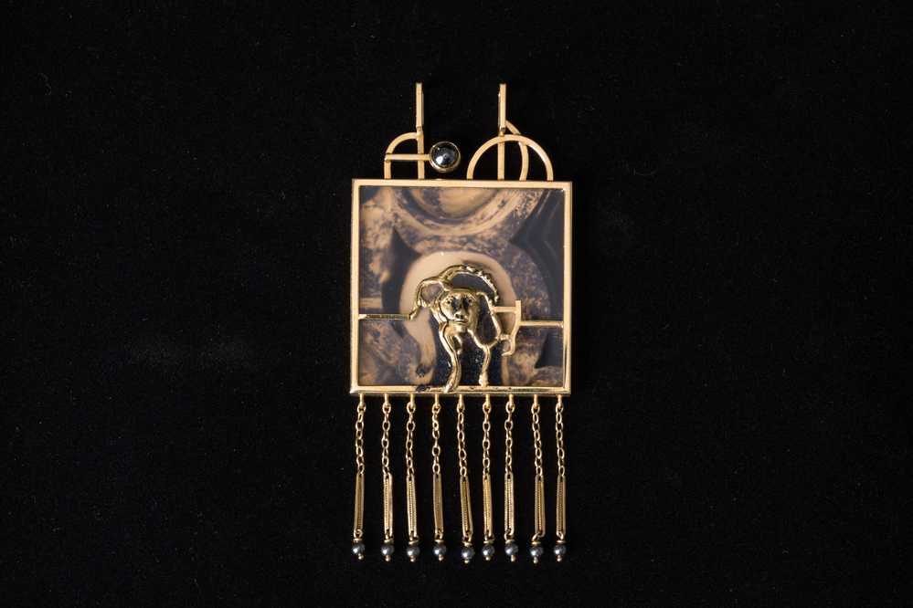 Octave Landuyt (1922-2024): Pendentif en or jaune 18 carats orn&eacute; d'un bouffon et de pierres pr&eacute;cieuses