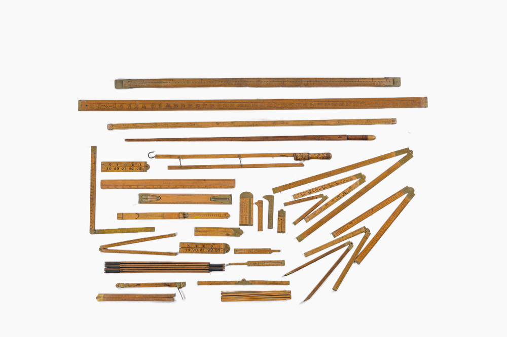 Collection vari&eacute;e d'instruments de mesure en bois aux montures en cuivre, e.a. plusieurs mod&egrave;les pliables, 19&egrave;me/20&egrave;me si&egrave;cle