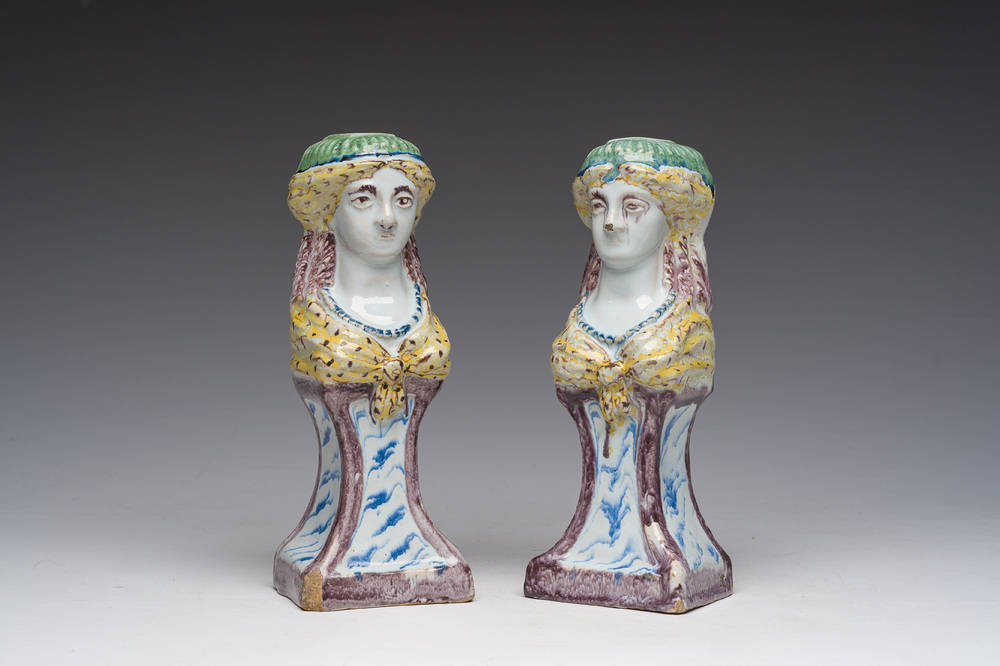 Paire de bustes de femmes en fa&iuml;ence polychrome, Nord de la France, 18&egrave;me si&egrave;cle
