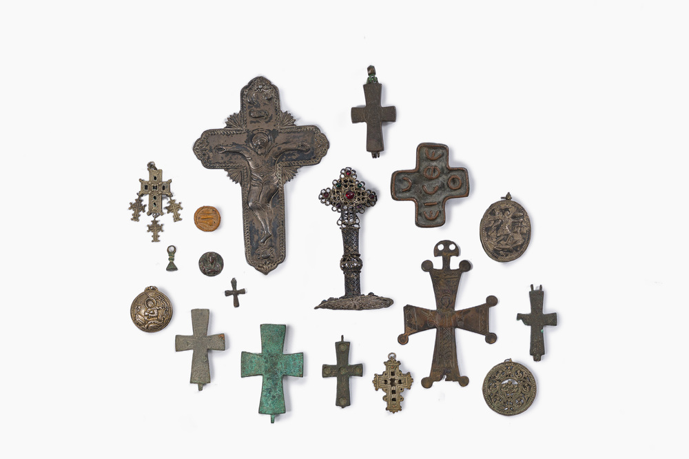 Collection vari&eacute;e d'objets de d&eacute;votion comme des crucifix et des reliquaires, la plupart en bronze et argent, 10e s. av. J.-C. et post&eacute;rieur