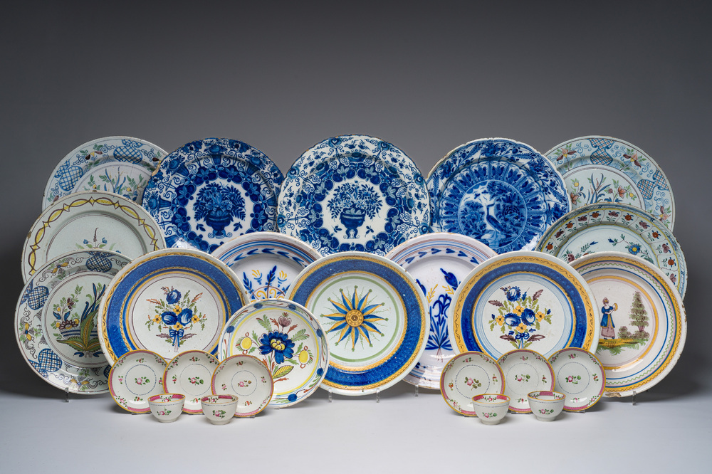Collection vari&eacute;e de plats en fa&iuml;ence de Delft et de Bruxelles en bleu, blanc et polychrome et un ensemble de tasses et soucoupes, 18&egrave;me/19&egrave;me si&egrave;cle
