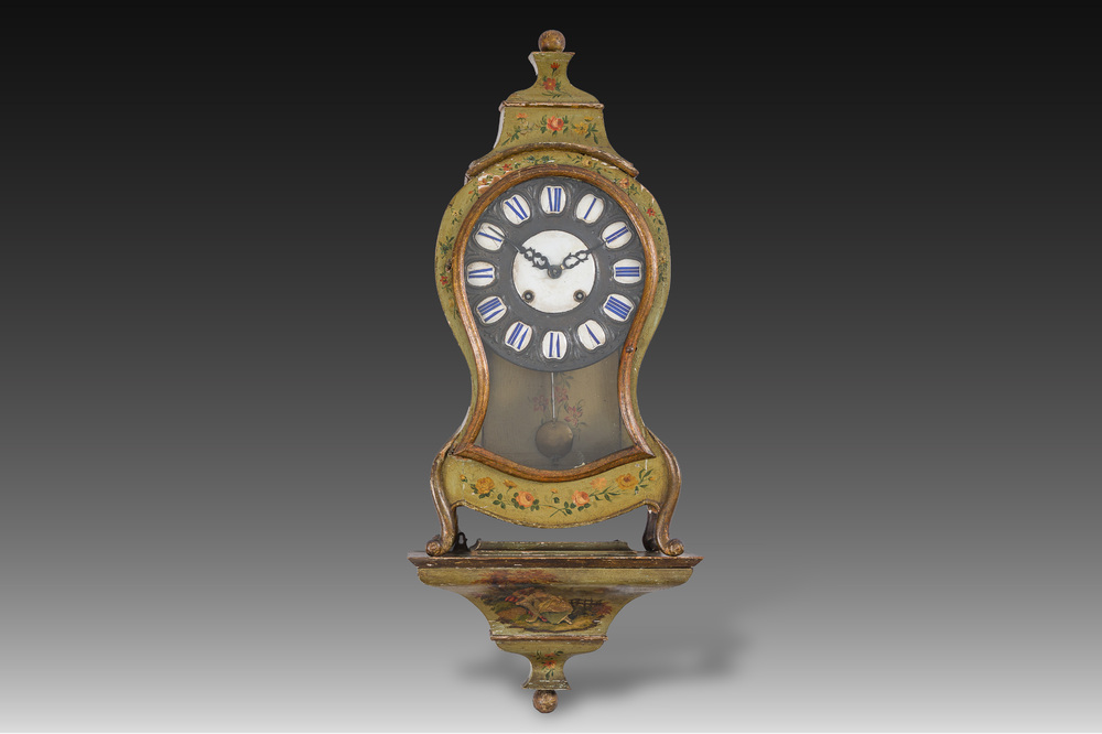 Cartel et sa console de style Louis XV de type Vernis Martin' en bois &agrave; d&eacute;cor floral et de sc&egrave;ne galante, 19&egrave;me si&egrave;cle