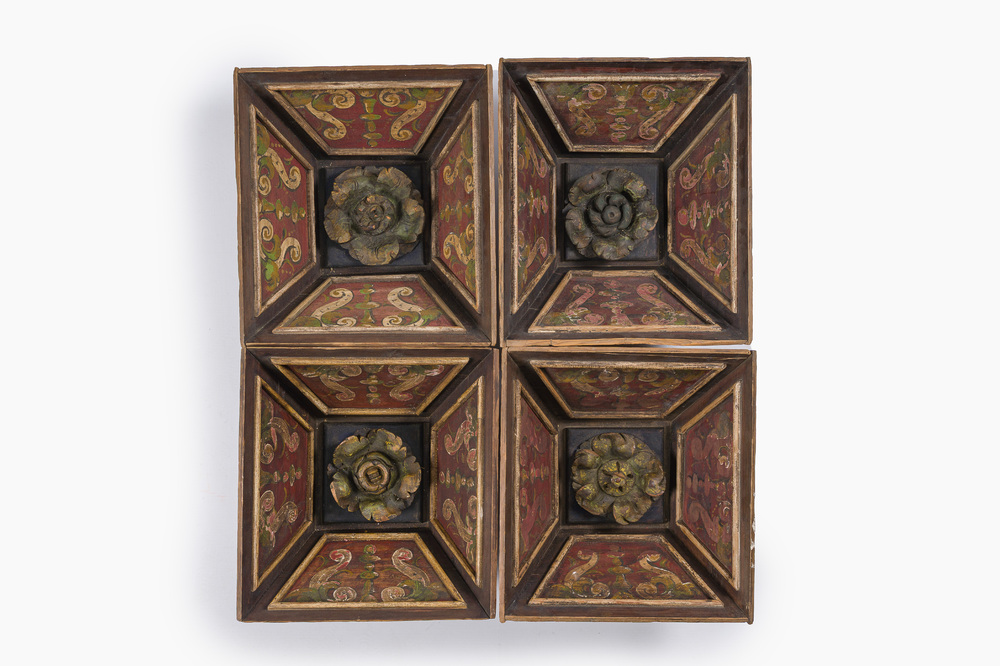 Quatre carreaux de plafond de style n&eacute;o-gothique en bois polychrome, 19&egrave;me/20&egrave;me si&egrave;cle
