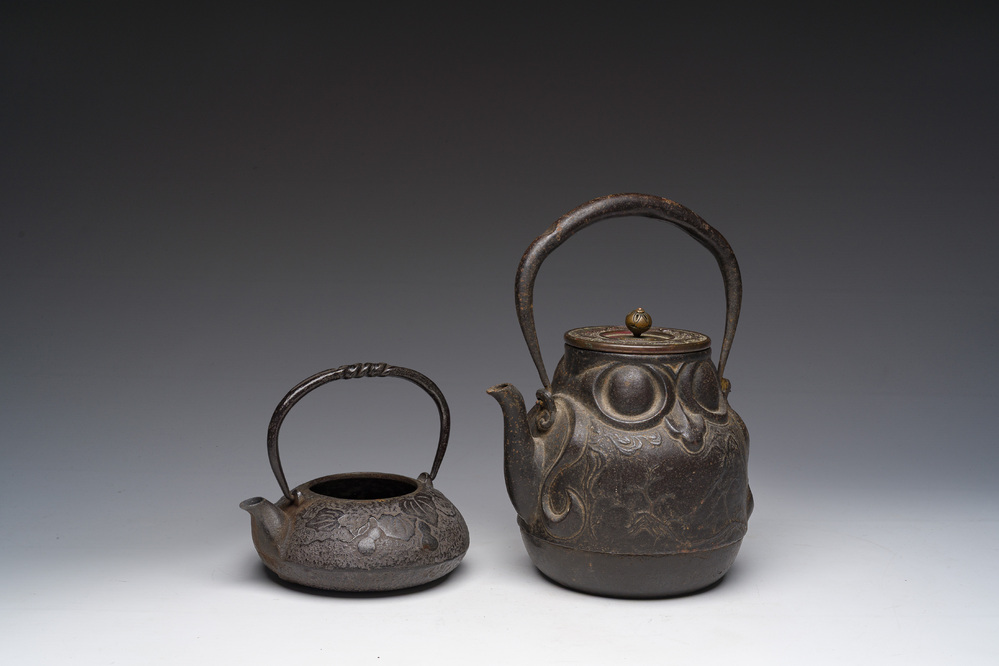 Deux bouilloires de type 'tetsubin' en fonte &agrave; d&eacute;cor en relief, Japon, Meiji, 19&egrave;me si&egrave;cle
