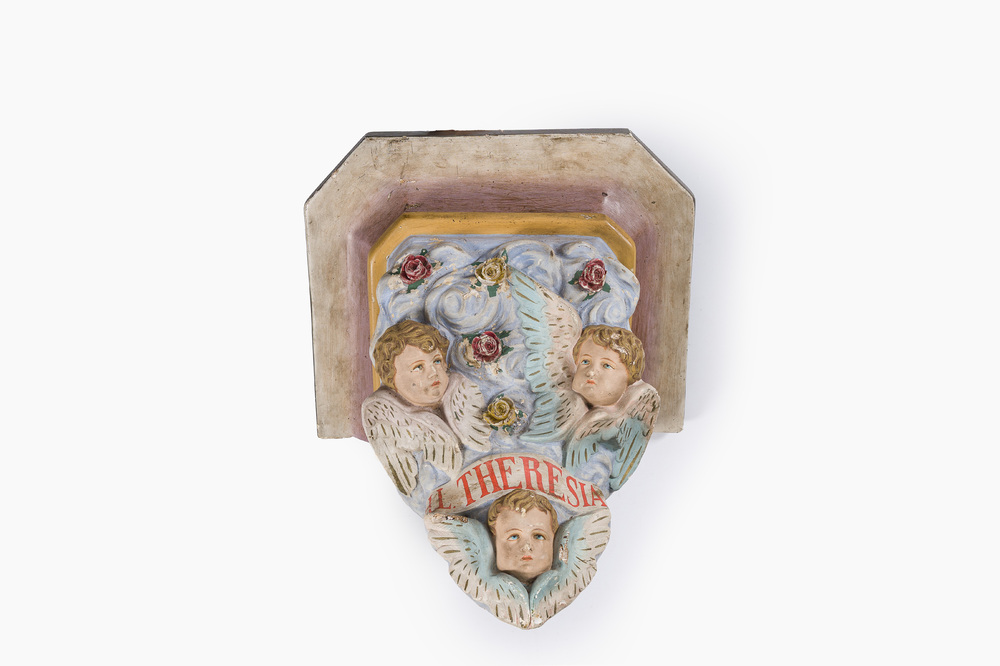 Console en pl&acirc;tre polychrome d&eacute;cor&eacute;e avec des anges dans les nuages ​​entourant une 'Theresia' banni&egrave;re, 20&egrave;me si&egrave;cle