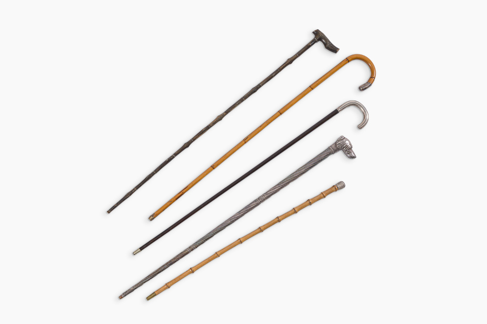 Collection vari&eacute;e de cinq cannes de marche en bambou, en bois et en m&eacute;tal argent&eacute;, 19&egrave;me/20&egrave;me si&egrave;cle