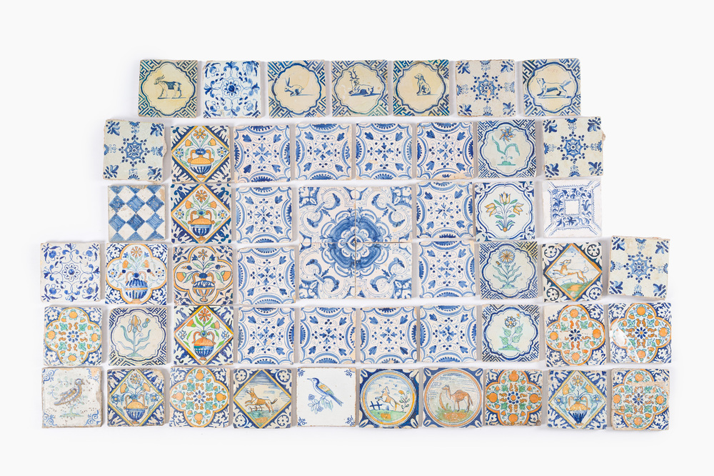 53 carreaux en fa&iuml;ence de Delft polychrome et en bleu et blanc aux animaux, fleurs et d&eacute;cors ornementaux, Pays-Bas, 16/17&egrave;me si&egrave;cle