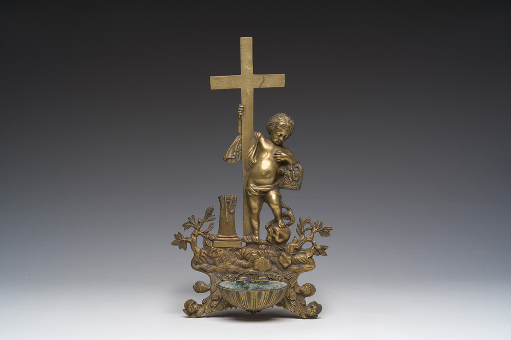 B&eacute;nitier en bronze surmont&eacute; d'un putto entour&eacute; de divers instruments de la Passion, 19&egrave;me si&egrave;cle