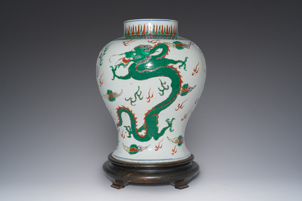 Vase en porcelaine de Chine wucai &agrave; d&eacute;cor de dragon et de ph&eacute;nix, 19&egrave;me si&egrave;cle