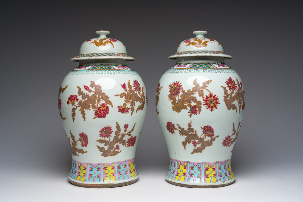 Paire de vases en porcelaine de Chine famille rose &agrave; d&eacute;cor floral, 19&egrave;me si&egrave;cle