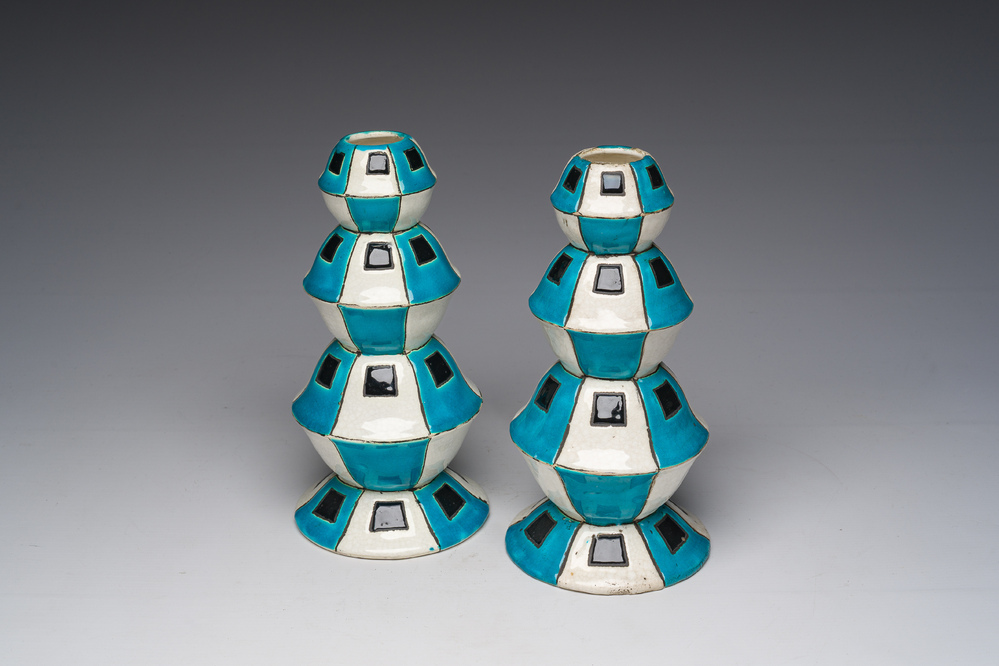 Paire de vases Art D&eacute;co en forme de pagode &agrave; d&eacute;cor g&eacute;om&eacute;trique, Boch K&eacute;ramis, La Louvi&egrave;re, Charles Catteau, vers 1929
