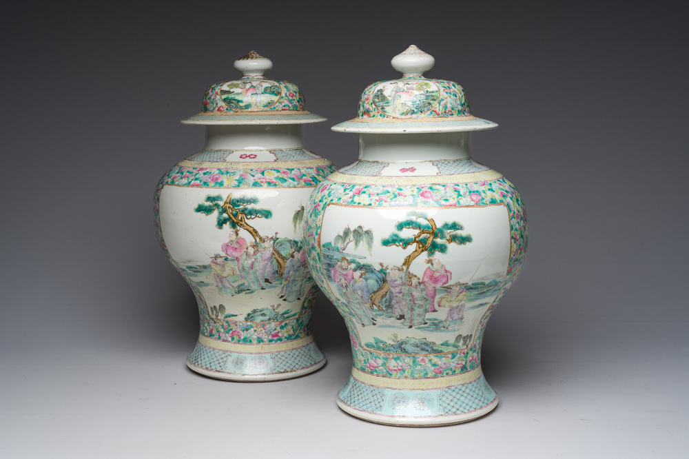 Een paar Chinese famille rose dekselvazen met geanimeerde sc&egrave;nes met onsterfelijken, vrouwen en kinderen, 19de eeuw