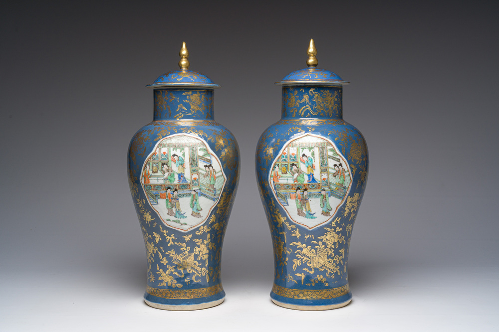Paire de vases en porcelaine de Chine famille verte sur fond bleu poudr&eacute; &agrave; d&eacute;cor de sc&egrave;nes de palais, 19&egrave;me si&egrave;cle