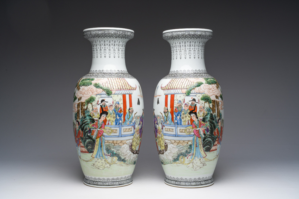 Paire de vases en porcelaine de Chine famille rose &agrave; d&eacute;cor d'immortels, marque de Qianlong, 20&egrave;me si&egrave;cle