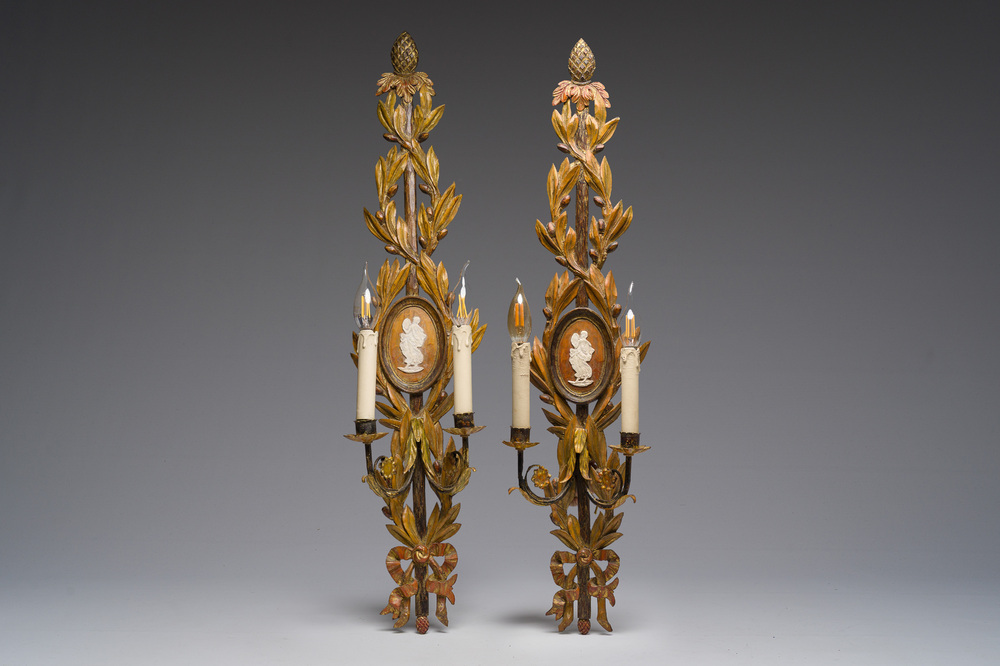 Paire d'appliques murales de style Louis XVI en bois dor&eacute; &agrave; deux lumi&egrave;res &agrave; d&eacute;cor d'une sc&egrave;ne inspir&eacute;e de l'Antiquit&eacute;, Italie, 20&egrave;me si&egrave;cle