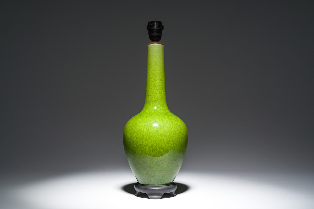 Vase balustre en porcelaine monochrome verte mont&eacute; en lampe, Chine, 20&egrave;me si&egrave;cle