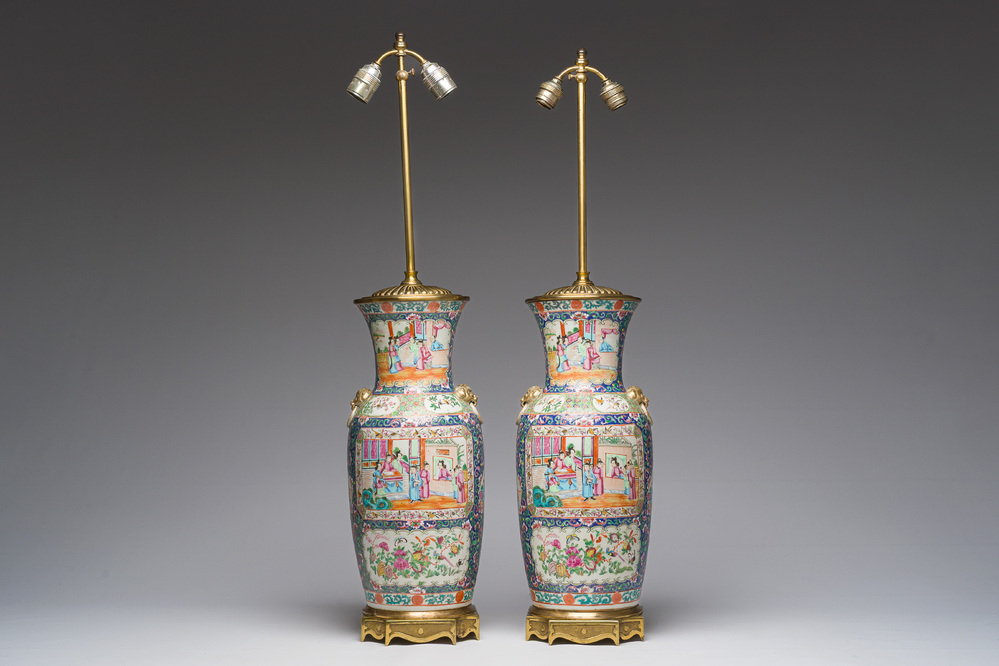 Een paar Chinese Kanton famille rose vazen met blauwe fondkleur, paleissc&egrave;nes en floraal decor omgevormd tot lampen, 19de eeuw