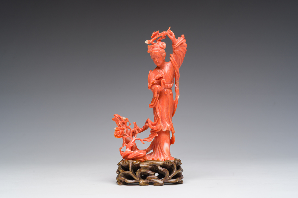 Figure d'une dame avec une branche fleurie en corail rouge sculpt&eacute;, Chine, 19&egrave;me/20&egrave;me si&egrave;cle