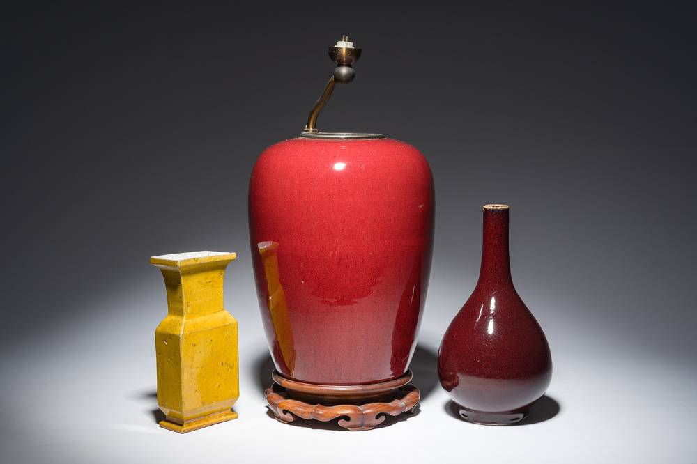 Trois vases en porcelaine monochrome jaune et sang-de-boeuf, un mont&eacute; en lampe, 19&egrave;me/20&egrave;me si&egrave;cle