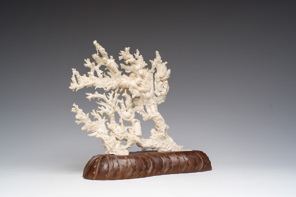 Sculpture en corail blanc repr&eacute;sentant des enfants jouant &agrave; la recherche de nids d'oiseaux entour&eacute;s d'&eacute;cureuils, Chine, 19&egrave;me/20&egrave;me si&egrave;cle