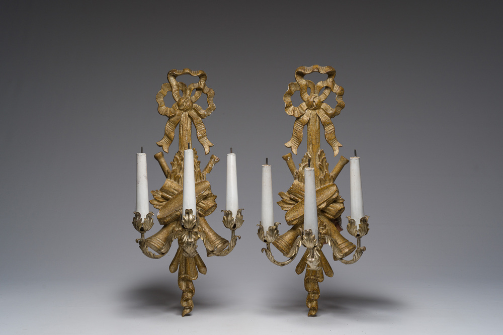 Paire d'appliques murales &agrave; trois lumi&egrave;res de style Louis XVI en bois dor&eacute; et m&eacute;tal argent&eacute;, France, 19&egrave;me/20&egrave;me si&egrave;cle
