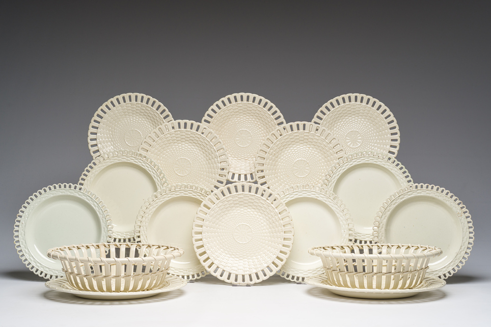 Partie de service de 16 pi&egrave;ces en creamware de Leeds comprenant 12 assiettes et une paire de corbeilles sur pr&eacute;sentoirs, Angleterre, 18&egrave;me/19&egrave;me s.