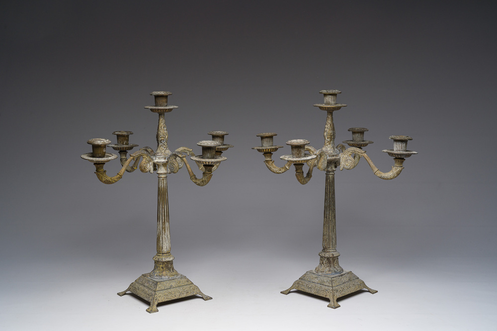 Paire de chandeliers en bronze dor&eacute; &agrave; cinq lumi&egrave;res, France ou Italie, 19&egrave;me/20&egrave;me si&egrave;cle